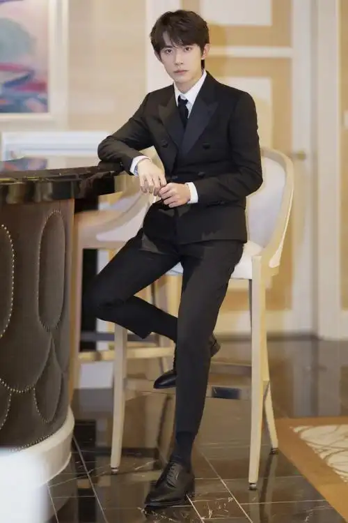 易烊千玺干练西装写真图片56