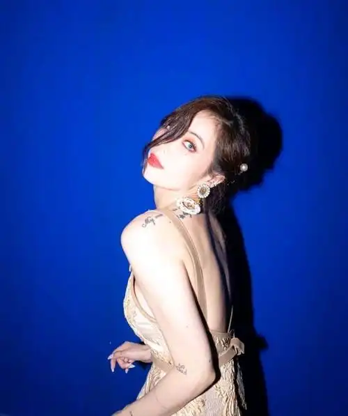 泫雅新专辑风格大胆,穿金色蕾丝吊带裙秀纤细美腿,眼妆亮点十足