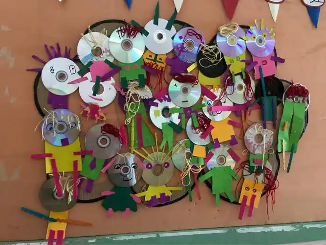 中班段活动——废旧光碟的再次利用《奇妙小人》