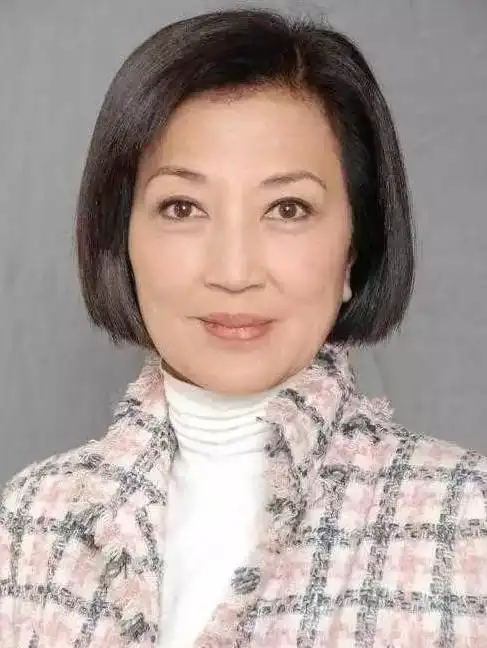 连欧阳震华都尊称一声前辈的tvb金牌师奶 70岁仍气质华贵