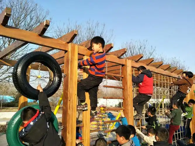 挑战自我,勇敢攀爬——贾镇中心幼儿园户外活动