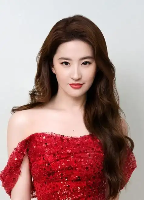 她被称为大陆第一美人两大名导为其着迷今55岁活的像25岁