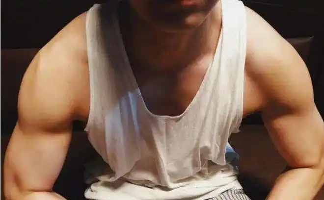 李易峰自拍晒肌肉转型网友们纷纷献上自己照片怀疑真实性