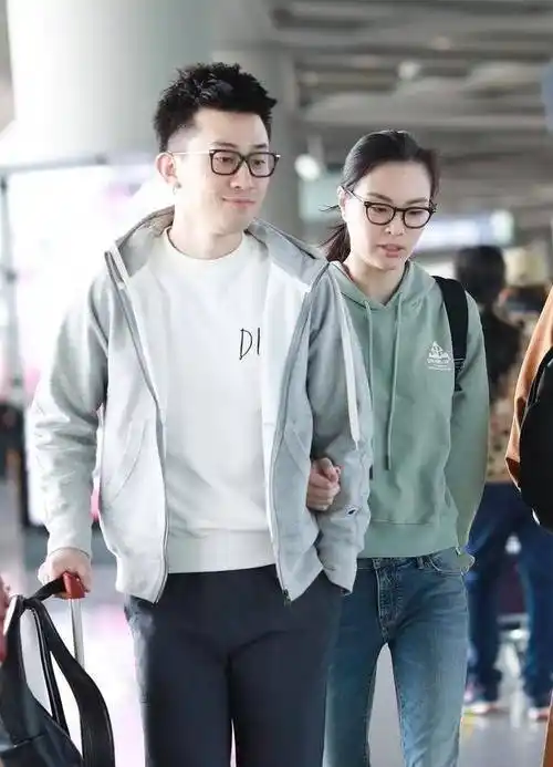 吴敏霞与老公现身机场,全程挽手举止亲密,甜蜜羡煞旁人_张效诚_跳水