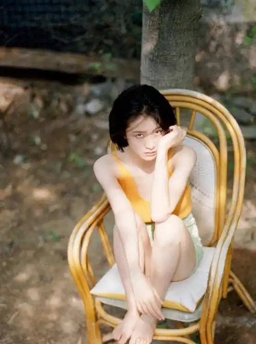 张雪迎越来越敢穿吊带不离身时尚穿搭又纯又欲格外迷人