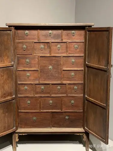 几天前嘉德秋拍上的一只黄花梨圆角药柜,再现了这种古代实用器,拉开