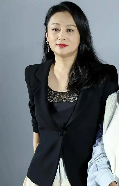 陈红老的过于真实!穿西装长裙打扮优雅,可脸部下垂严重太显老