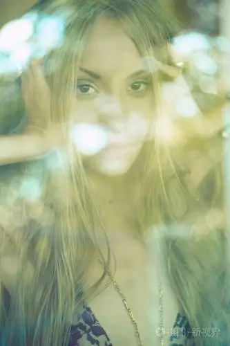 透过玻璃的美丽女人