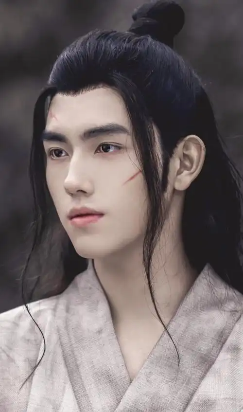 《皓衣行》陈飞宇罗云熙路透妆容像女人,戴超高发套遭调侃凑身高_墨燃