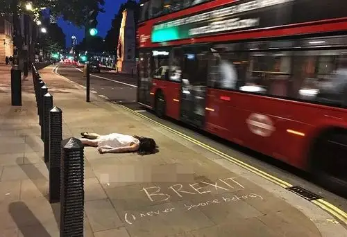 美女子热衷景点死亡照背后的原因让人感动