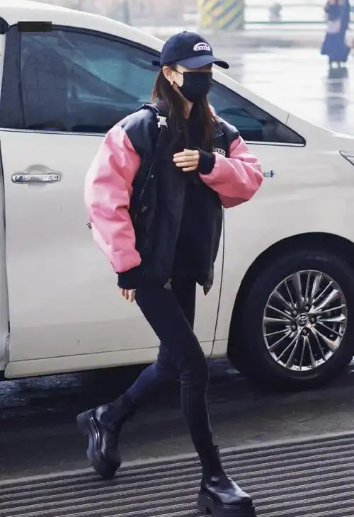 今天杨幂亮相长春机场,脚踩黑色靴子,看上去又美又飒.