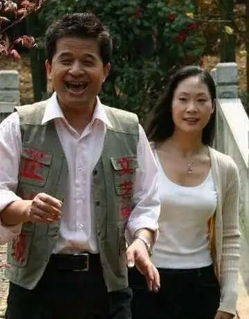 毕福剑老婆近照 离婚原因被猜测女儿毕凌被吐槽