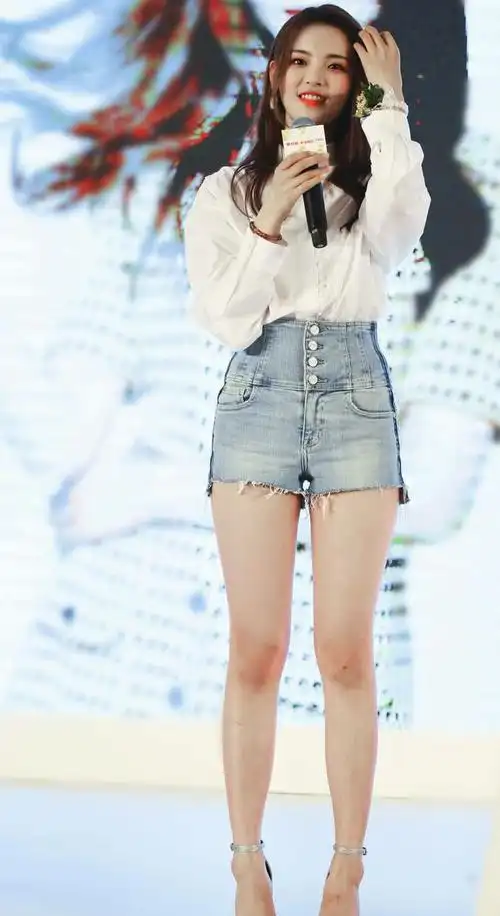 杨超越空有好运气,穿牛仔短裤秀身材,站姿一点都没有明星范儿_网易