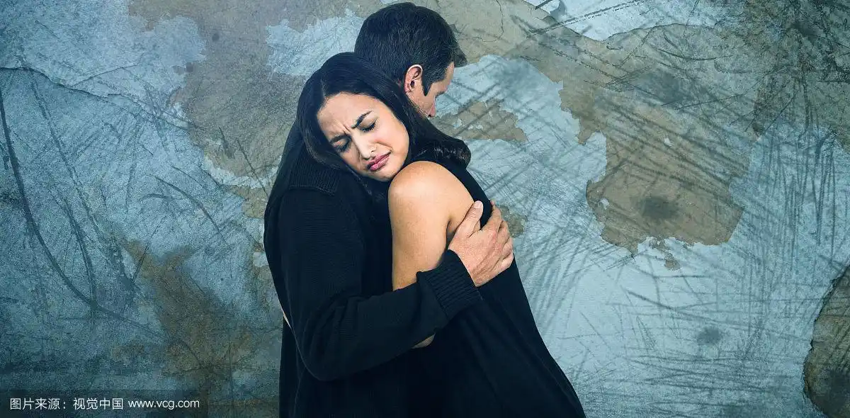 悲伤的夫妇拥抱的合成图像