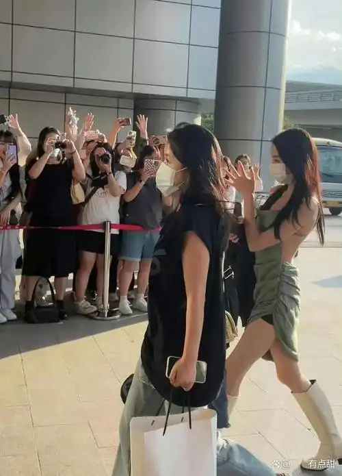 近期,迪丽热巴参加了西安的大唐芙蓉园线下活动拍摄.