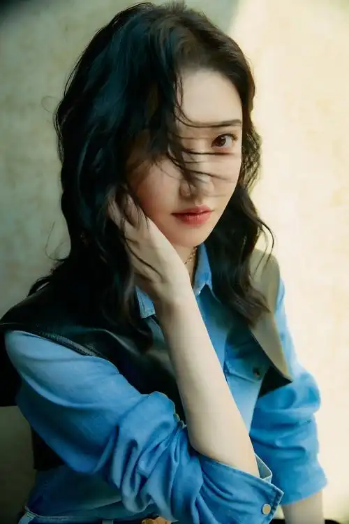 景甜一波美图来袭身穿高开衩牛仔连衣裙秀出大长腿