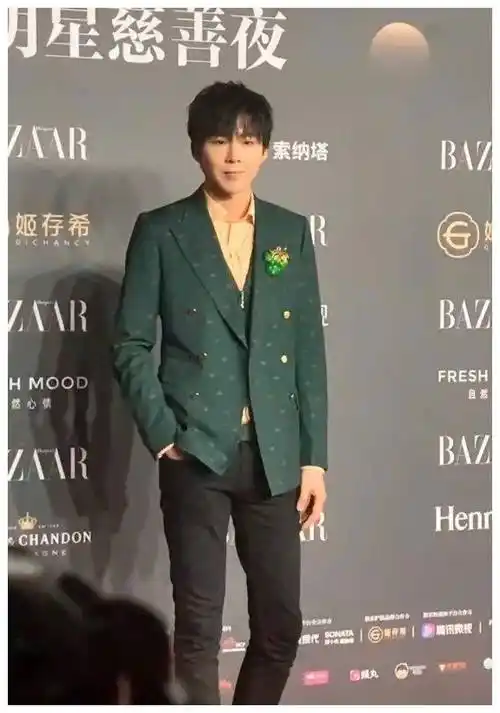 原创刘宇宁有着一双让女生都嫉妒的腿能把修身裤穿成堆堆袜绝了