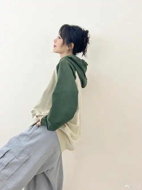 杨紫踩到自己裤子了##杨紫的睫毛好翘#杨紫|90绿色连帽卫衣 超宽松