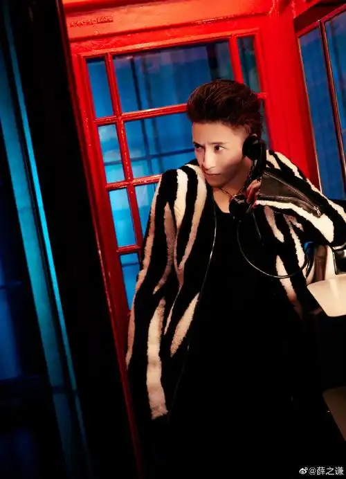 薛之谦首唱无数陷入红色海洋##薛之谦跨年空中步行最美天桥