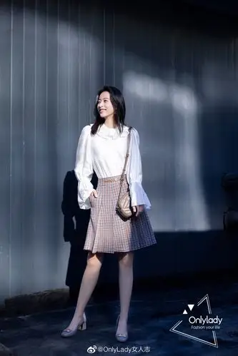 周雨彤微博身穿成衣和gigi高跟鞋