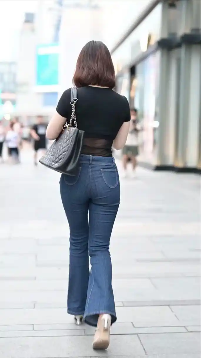 背影女神,女人看了都羡慕的身材,身高比例适中,不胖不瘦,臀围饱满