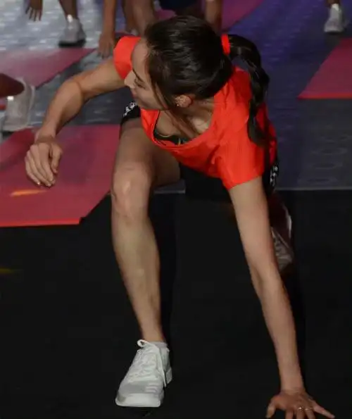 摄影师拍张钧甯弯腰瞬间