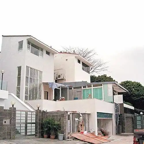 这栋豪宅据悉通体都是白色,甚至里面的装修也是白色,看起来非常干净和