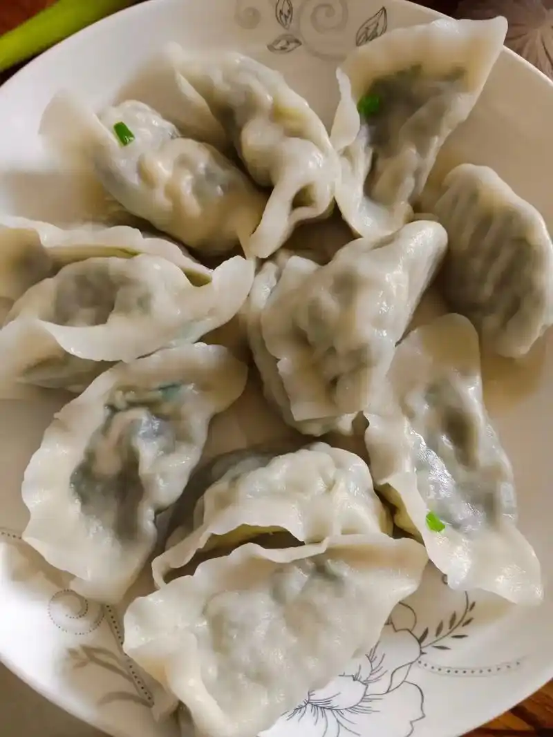 饺子这样做既简单又好吃,大虾剥皮取肉剁碎,洗净的韭菜切碎,炒点鸡蛋