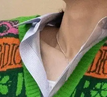 王俊凯露肩锁骨杀#感受一下王俊凯锁骨 choker 喉结!