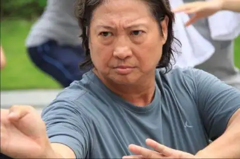 洪金宝青涩照曝光原来他年轻时这么帅