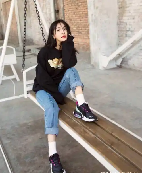 李菲儿也太会玩了,外套里面穿一件胸衣就出来,身材更是惹眼_服装_卫衣