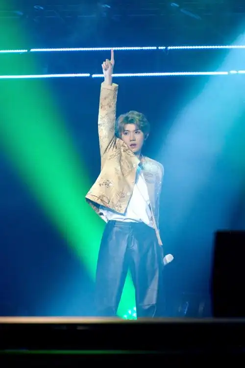 王源下一个舞台再会##王源客厅狂欢巡演舞台照