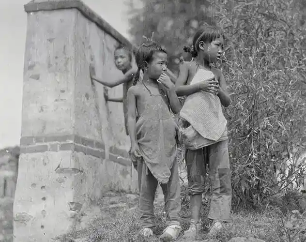 民国老照片衣着破烂的孩子抱大碗吃饭女童趴强泪流满面