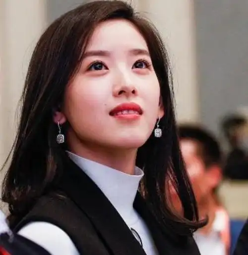 奶茶妹妹章泽天近照曝光,穿8千元鞋拎5千元包,裙子也是过季款