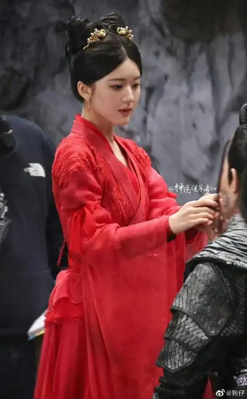 赵露思神隐红衣系列饭拍