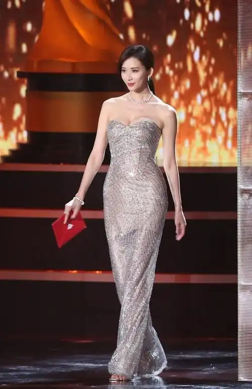 "台湾第一美女"林志玲,美貌与智慧并存,大长腿十分吸睛!