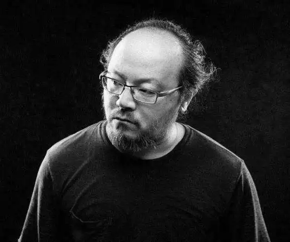 主办方还分享了窦唯的近照以及一些生活状态,从画面中来看,如今52岁