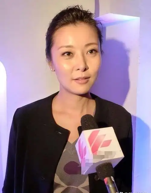 爷爷是开国上将,爸爸是副参谋长,家世显赫的她52岁却仍不婚不育