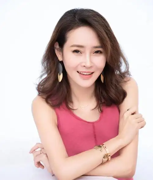 回顾于明加在美丽的年纪嫁给普通男人胡俊婚后生两孩美满幸福