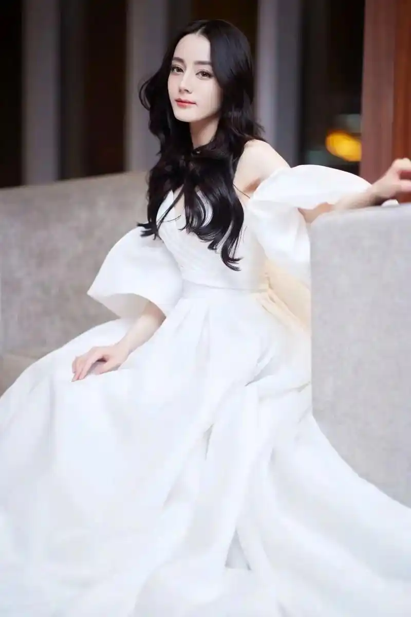 迪丽热巴婚纱照曝光,纯洁高雅美出新高度!