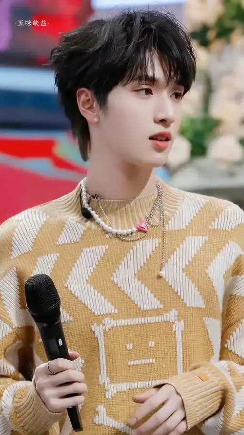 严浩翔你好星期六黄色毛衣造型