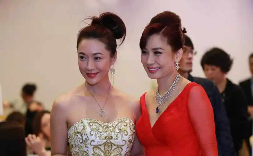 大家知道古天乐捐百所小学,却不知她曾捐了57所,这个人是谁呢_邝美云