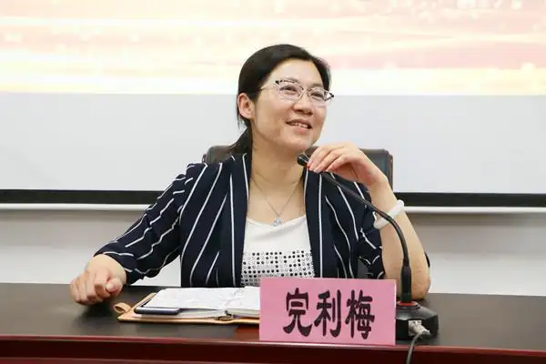 常州市教育局副局长完利梅讲话