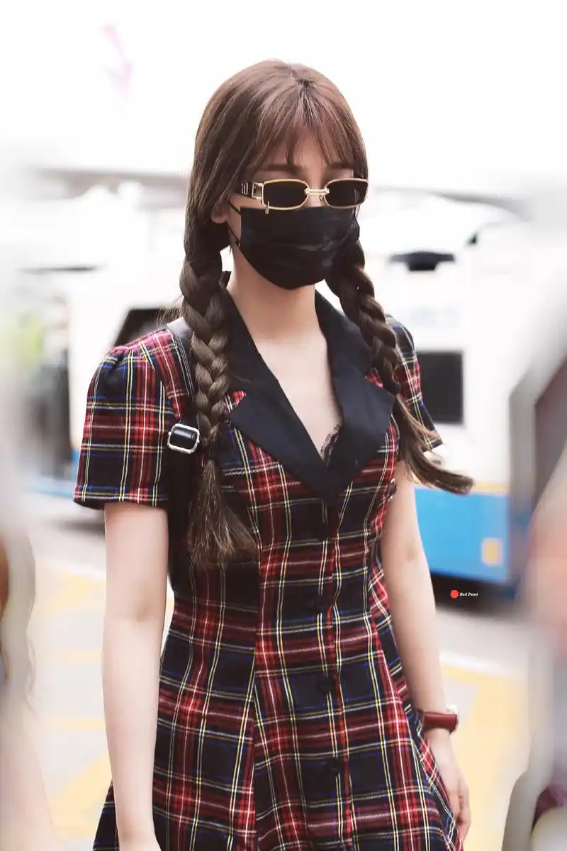 虞书欣机场私服分享,甜美和小性感交织,又甜又乖的私服搭配