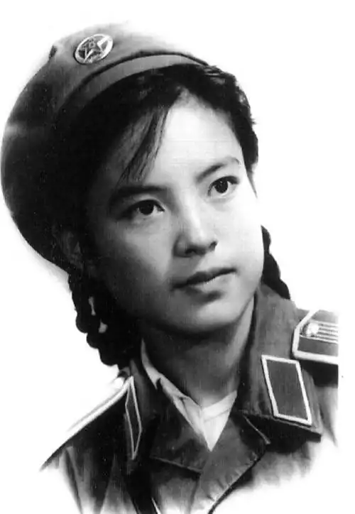 左起:高山英子,鲍梦梅,陆柱国,庞学勤,王苏娅,陶玉玲,黄国林《猛河的