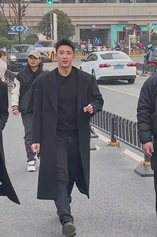 视频中的黄景瑜穿着长款黑色风衣自带大佬的气场,不少网友评论称这才
