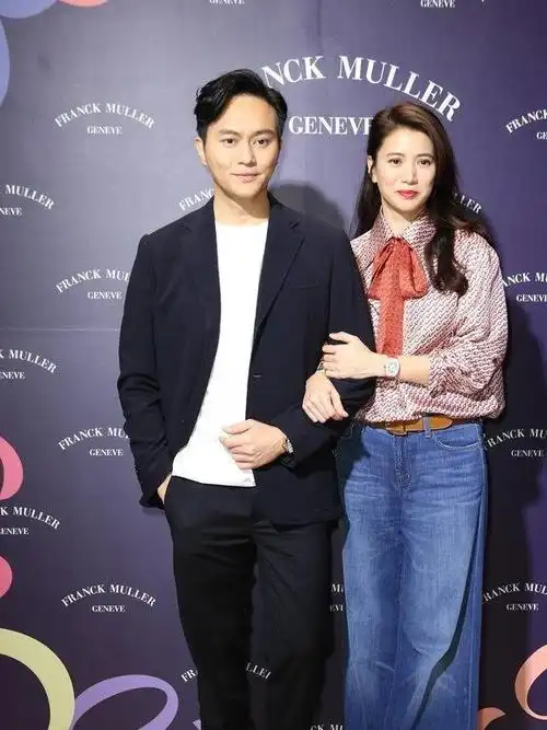 48岁袁咏仪撞衫26岁杨紫,同穿印花衬衫却各有特色,美得不分上下