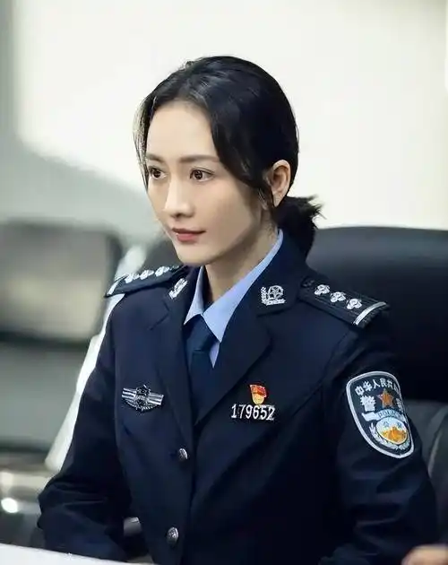 同样是"穿警服",把杨幂,王鸥放在一起,差别一目了然
