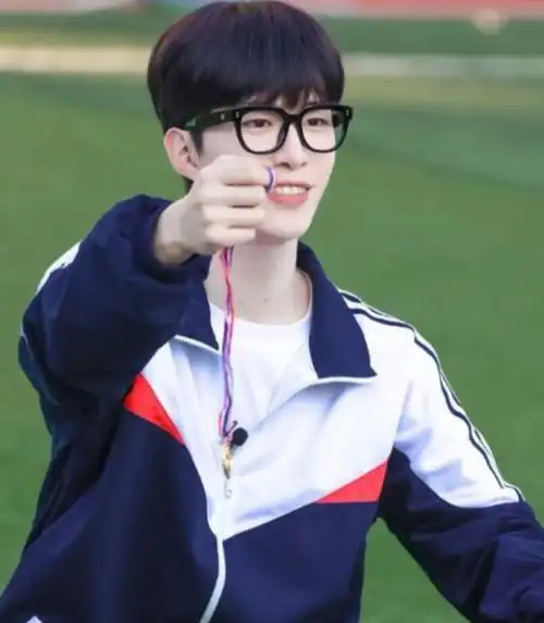 当男星穿起校服:李易峰王一博等人都很帅,肖战怎么是另一副样子