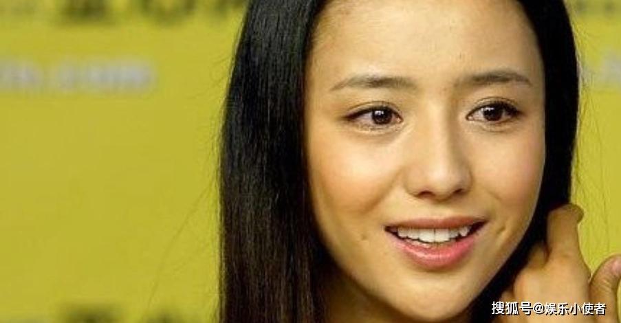 早年佟丽娅的素颜照,皮肤确实是很黑,但人很清纯啊!